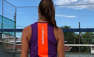 detalhe das costas no vestido beach tennis extreme uv