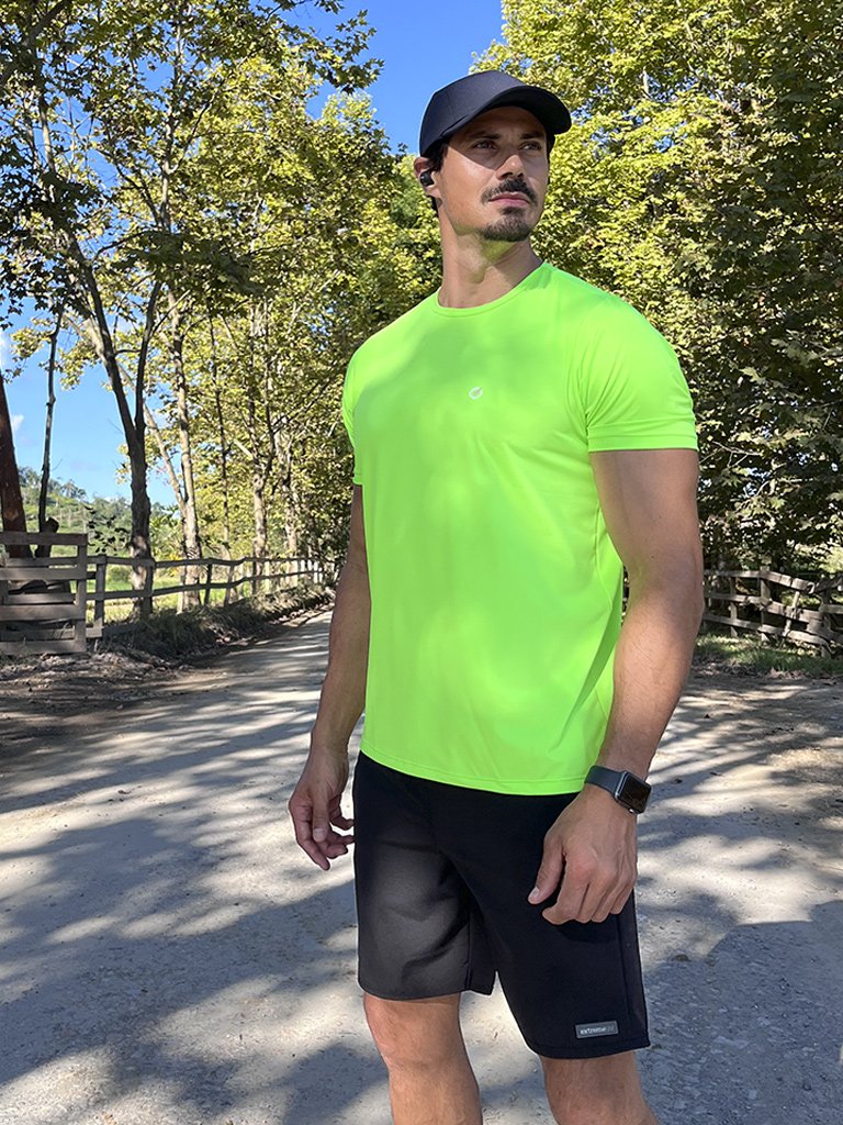 camiseta basic masculina com protecao solar manga curta extreme uv new dry verde fluor frente conceito